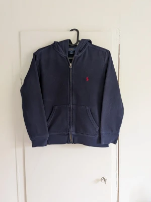 Ralph Lauren zip hoodie - Tjena! Jag säljer en riktigt snygg och populär Ralph Lauren zip hoodie😁 Den är självklart äkta✅ Skicka om du har några frågor☺️ Den har några fläckar annars bra skick!