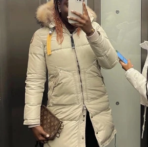 Parajumpers - Säljer nu denna fantastiskt sköna och varma vinterjackan från märket ”Parajumpers” i den populära modellen ”Long Bear” då den tyvärr har blivit för liten för mig. Tyvärr finns inte kvittot kvar. Köpt för ca 9400kr.