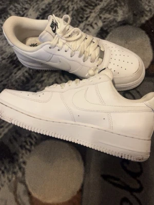 Air force 1💕 - säljer ett par snygga air force 1 dam i storlek 41💕har använt dessa ett fåtal gånger så det kan finnas lite grus på de men de är fortfarande fina och snygga🪷   - man kan dessutom tvätta dessa så de ser helt nya och fräscha ut!💌   meddela mig vid frågor, fler bilder eller diskutera pris! <3