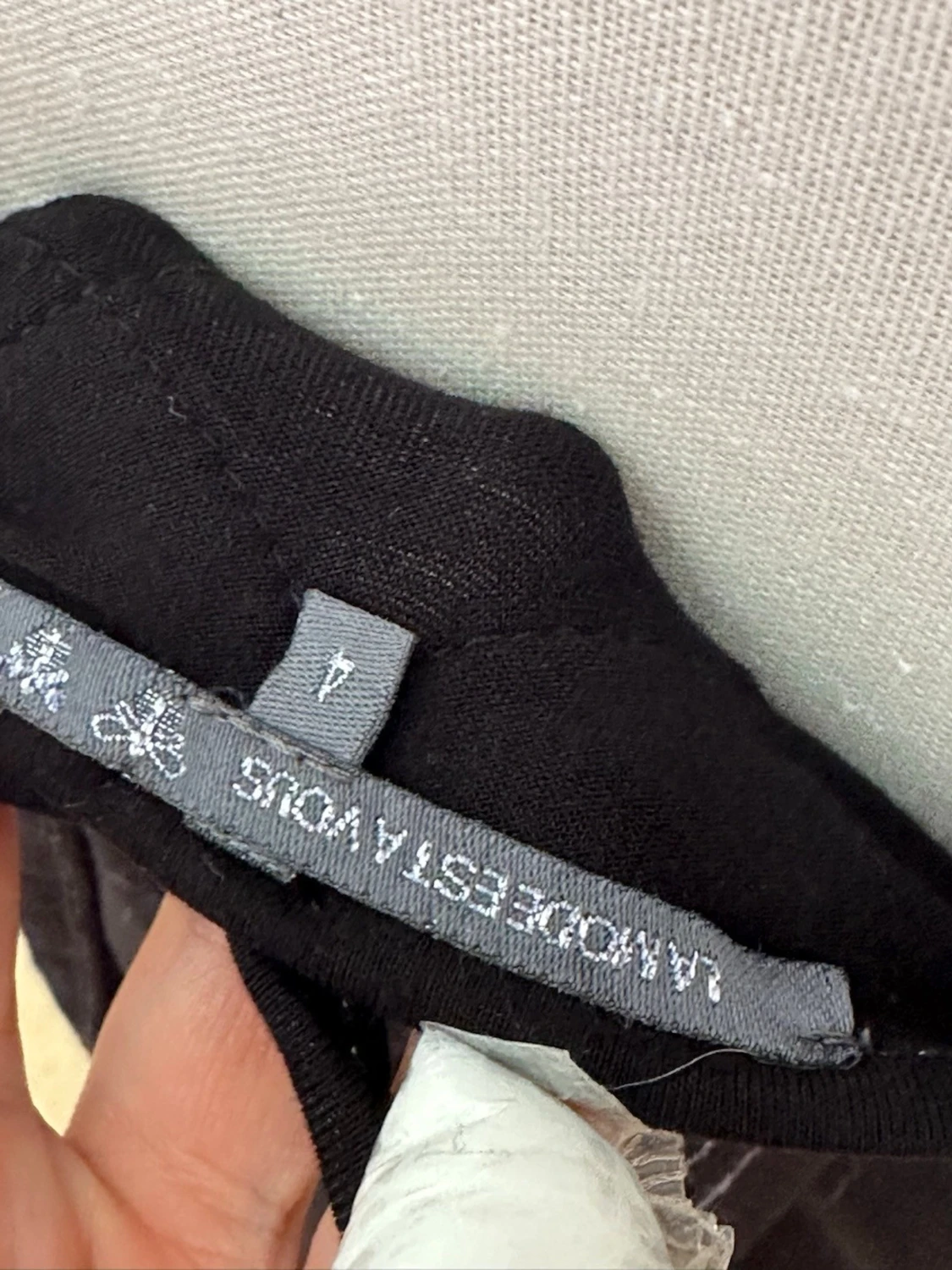 Svart kortklänning med detaljer - 2