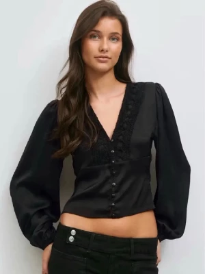 Ginatricot Svart blus med spetsdetaljer - Superfin svart satin blus, andvänd ändast 1 gång pågrund av att bah köpte fel storlek, pris går självklart att diskuteras!🌸