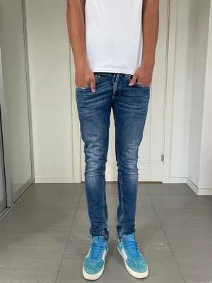 Dondup George Jeans - Säljer dessa Dondup George Jeans. Mått ca 36 o 104 cm, Moddelen är 183 o väger 68 kg, skriv för fler bilder/frågor🙌🏼 