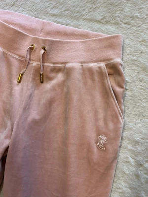 Ljusrosa Juicy Couture byxor i velour - Rosa Juicy Couture byxor i storlek small, tyvärr så kommer dem inte till användning 🩷