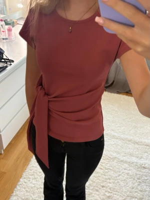 Rosa topp med knyt från Anna Field - Supersnygg rosa/röd topp från Anna Field. Säljer pågrund av för lite användning av den. I storlek XS. Står ej för postnord slarv