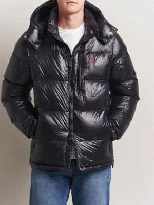 Svart glansig dunjacka från Polo Ralph Lauren - Tja. Säljer nu min vinterjacka pga att jag är i behov utav pengarna, ska utomlands snart. Jackan är stl M och sitter true to size enligt mig. Använd 1 vinter, inte många gånger alls. Köptes på zalando. Uppskattar snabb affär. Tveka inte på att höra av er om ni har frågor. Svarar inte oseriösa bud. Priset är inte hugget i sten.