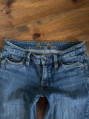 Bootcut jeans  - Low waist bootcut/straight jeans med 2000s vibe. Mått på bild.🩷