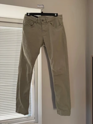 Dondup George jeans - Ett par ljusgröna jeans från märket Dondup. Modell George Köpta i butik, kvitto finns. Använda fåtal gånger. Mycket bra skick på byxorna. Storlek 31