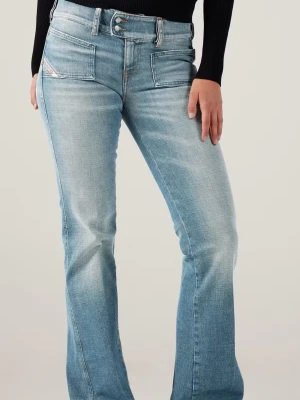 Ljusblå bootcut jeans med fickor - Säljer ett par ljusblå bootcut jeans med utsvängda ben och stora fickor både fram och bak. Jeansen har dubbla knappar i midjan och en cool tvättad look. Perfekta för dig som gillar retrostil och vill ha ett par bekväma jeans i mjukt denimtyg.