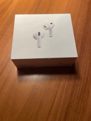  AirPods Pro 3 - Säljer ett par helt nya AirPods PRO 3 som jag vann under yrkes sm, om du inte tror mig så får du gärna söka upp hissförbundet på TikTok och kolla hur jag vann de, vid intresse är det bara höra av, pris är ej doppad i grytan!