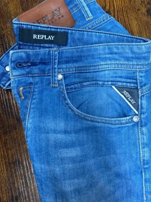 Replay Jeans Regular Slimfit - Snygga jeans av replay i blue jeans collection, utan slitningar. Jeansen är gjorda i mjukt denimtyg som ger en avslappnad look.