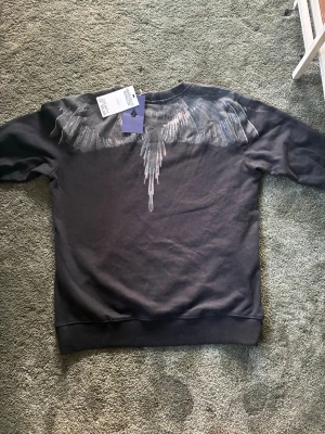 Svart sweatshirt från Marcelo Burlon - säljer denna tröja som inte passar mig men som är helt oanvänd och precis kommit ur paketet.