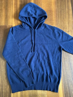 Kashmir/Merino hoodie - Mörkblå Kashmir/Merino hoodie | Storlek XS | Modellen är 177cm lång, passar lite kortare | Endast testad, därför nyskick | Hör av dig vid frågor🌟