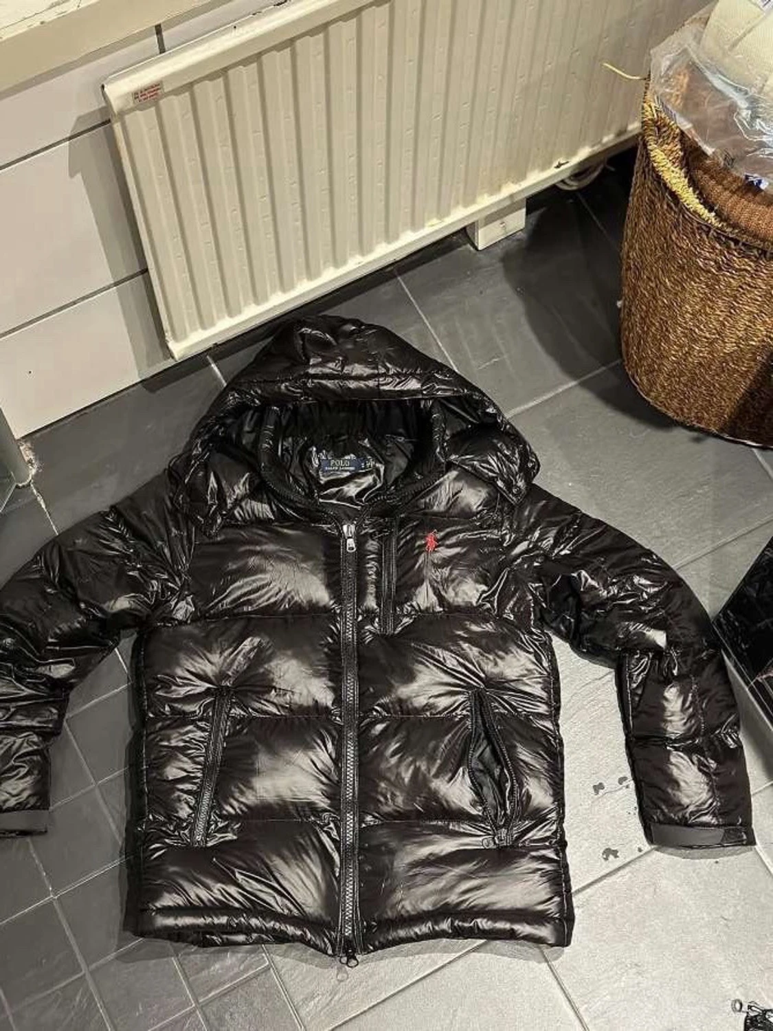 Svart glansig pufferjacka med huva