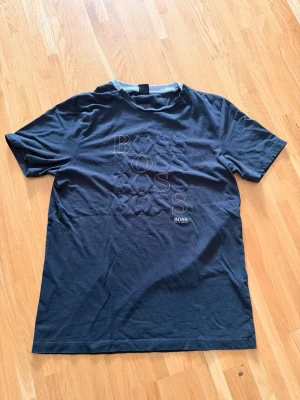 Hugo Boss Tshirt - En väldigt unik och snygg Hugo Boss tshirt. Den är i mycket bra skick. Säljer den då den är för stor på mig. Använde den bara ett par gånger. Nyrpis 1100kr.