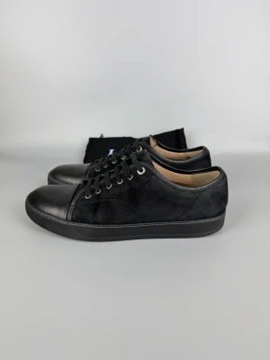 Lanvin Dbb1 Nappa Cap Toe Sneaker Black | 46 - Svarta Lanvin-sneakers i nappa, lätt använda i gott skick. Dustbag ingår.