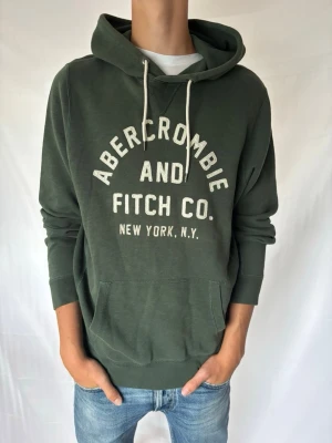 Vintage A&F tröja - En riktigt fet vintage A&F tröja! Sitter riktig bra och har fint skick. | Skick:9/10 | modellen är 187cm lång‼️. | Stl L | Pris 599 men kan diskuteras😁☺️🤩
