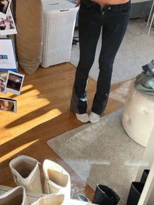 Svarta super lowwaist bootcut jeans  - Jätte snygga egensydda jeans (syns på sista bilderna) med leopard detaljer nertill❤️💕 midja=32cm  innerbenslängden= 80cm