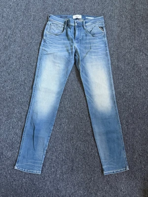 Replay Jeans - Storlek 30-32. Cond 9/10. Nypris 2199, vårat pris 699. Pris är handlingsbart vid snabb affär. Hör av dig vid minsta lilla fundering.