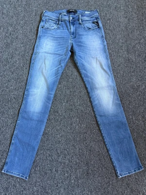 Replay jeans - Storlek 30. Cond 9/10. Nypris 2199, vårat pris 699. Pris är förhandlingsbart vid snabb affär. Hör av dig vid minsta lilla fundering. 