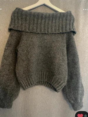 Stickad tröja  - Super fin hästhoppning off shoulder tröja i stickat, bilden e från min vinted! Pris går att diskutera 💕