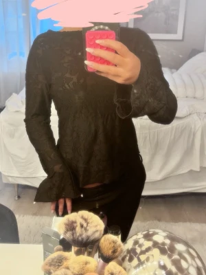 spetsblus - Säljer en svart långärmad spetsblus från Gina Tricot i storlek L men brukar annars ha S och den sitter jättebra på mig. Blusen har utsvängda ärmslut och ett diskret blommigt mönster i spetsen. 