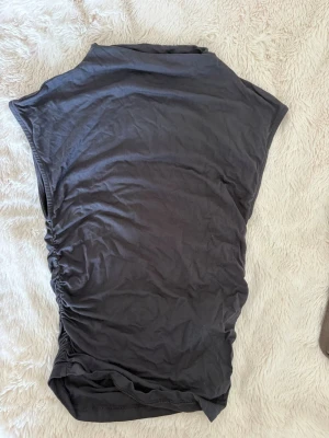 Gina tricot topp - Snygg topp från Gina Tricot med scrunch-detaljer på sidorna som gör att den blir mer figursydd och sitter fint på kroppen. Enkel design som passar till både jeans, kjol eller andra outfits.  • Storlek XS • Använd endast 1 gång • Inga defekter • I jättefint skick ✨