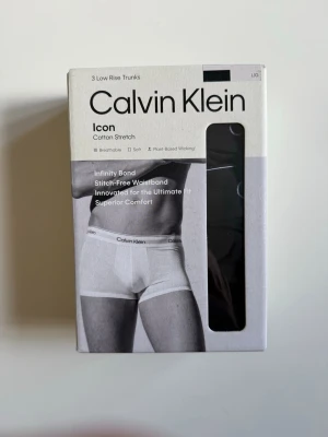 Calvin Klein svarta  kalsonger 3-pack - Säljer ett 3-pack svarta Calvin Klein kalsonger i modellen Low Rise Trunks. Nypris 550:- Mitt pris 300. Hör av dig vid frågor!
