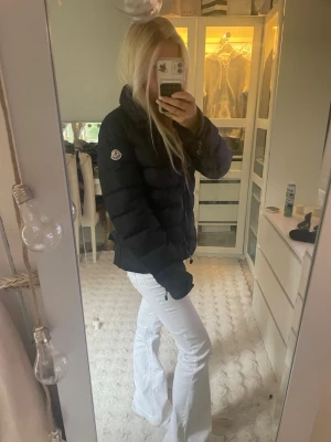 Svart dunjacka från Moncler - Säljer en svart dunjacka från Moncler utan luva. 