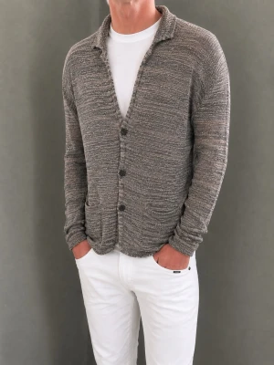 Gråmelerad stickad kofta - Säljer denna Roberto collina-Cardigan. Modellen är 183 cm lång och väger 76 kg. Skriv gärna för fler bilder eller mått!