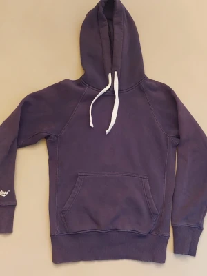 Russemerch hoodie i strl.S - Marinblå Russemerch hoodie i strl.S Hoodien är välanvänd och är lite urtvättad men hel och ren.