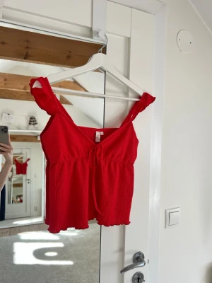 Röd sommar topp - En röd croppad sommar topp i storlek S från Nelly. Använd ett fåtal gånger :)