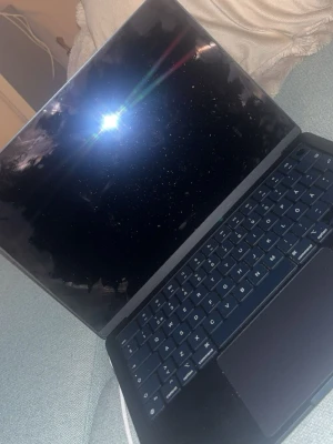 Svart MacBook  - Säljer en svart MacBook med snygg och tunn design. Datorn har en stor skärm, svart tangentbord och stor styrplatta. Perfekt för studier, jobb eller kreativt skapande. Klassisk Apple-logga på locket och aluminiumchassi för en premiumkänsla.