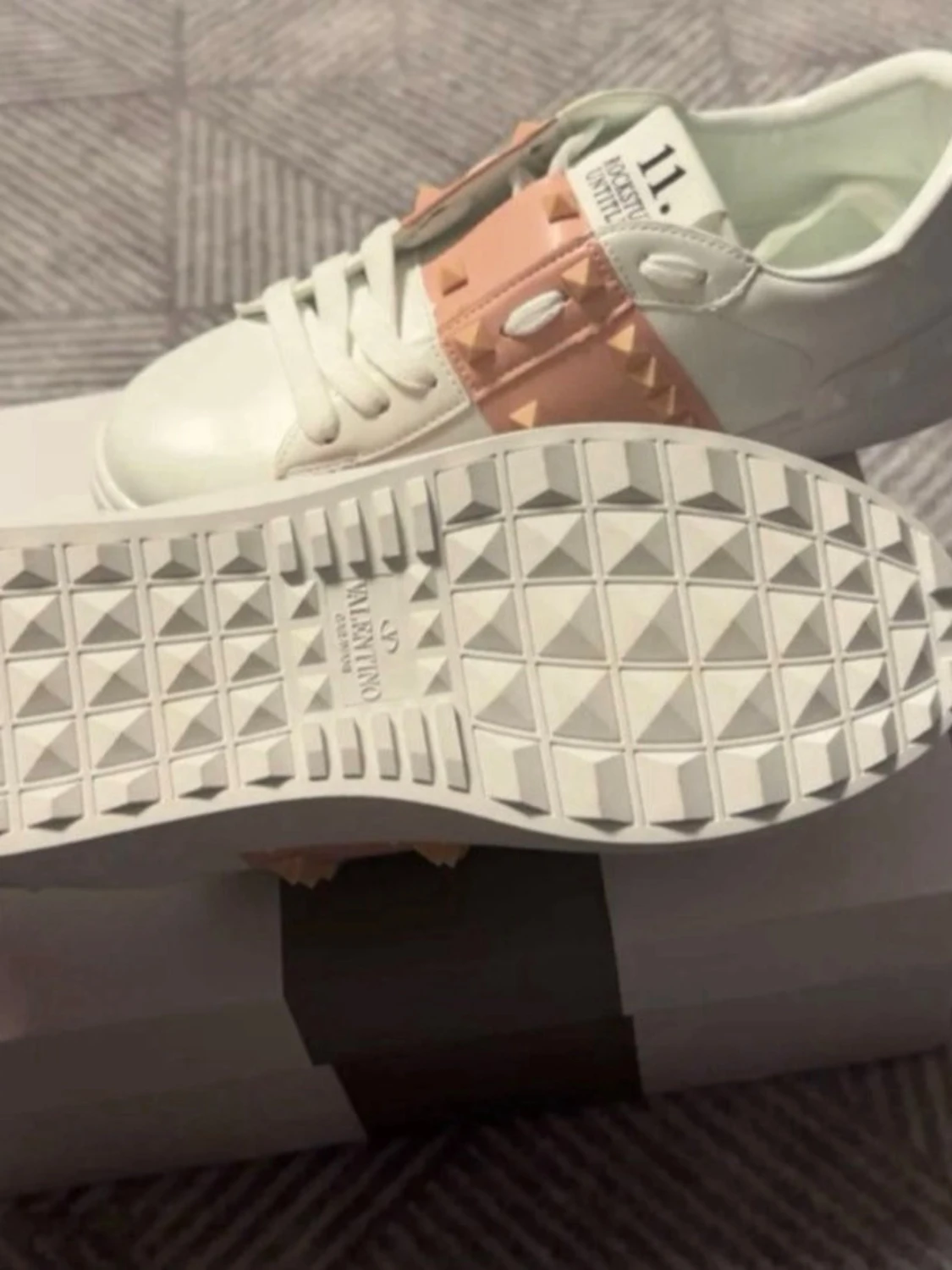 Vita sneakers med nitar och rosa detaljer - 1