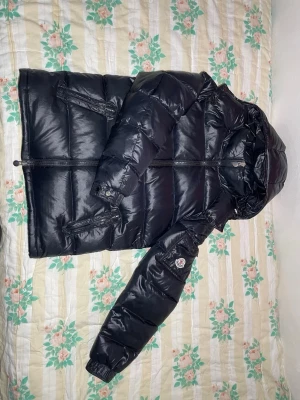 Moncler Maya - Hej! Säljer en helt ny Moncler maya jacka då de tyvärr inte var någonting för mig. Storlek 2=S,M          Kom gärna med bud och här av er om ni funderar över någonting🤗 qr-kod samt NFC Scan😁Moncler dustbagen fås med om så önskas🙌