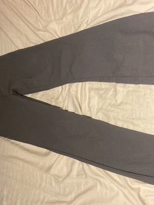 Mörkgrå leggings i stretchigt material - Säljer ett par mörkgrå leggings i stretchigt och mjukt material. De har en tight passform och är perfekta för en enkel och clean look. Passar dig som gillar basic och stilrena plagg.