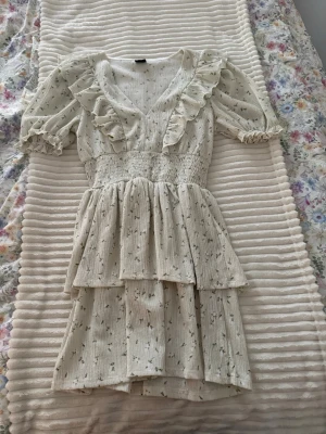 Blomming klänning - Så himla söt ljusgrön klänning med blommor från Gina Tricot, knappt använd! 