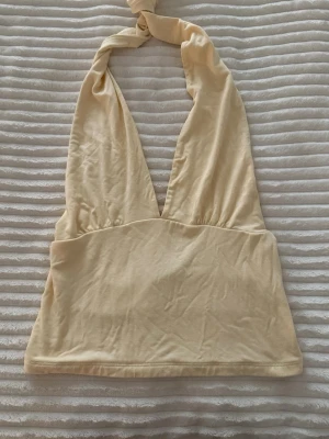 Halterneck topp  - En gul jättesöt halterneck topp från Gina Tricot, jättefint skick 