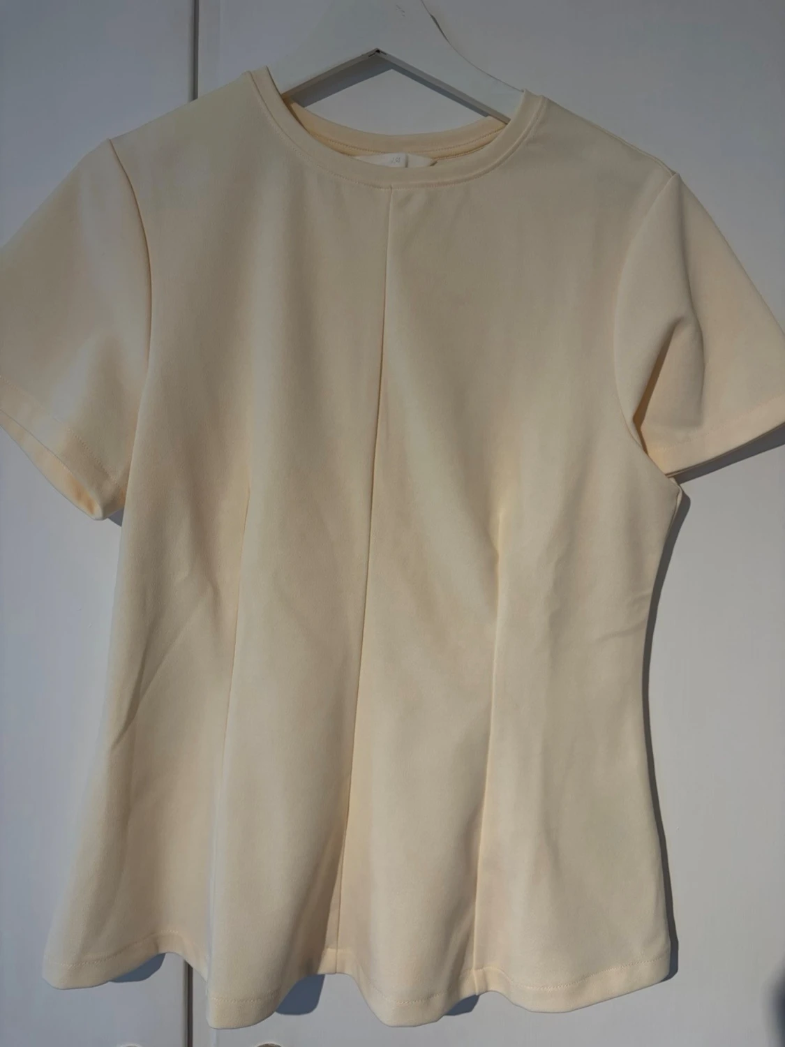 Ljusgul basic t-shirt med rund hals