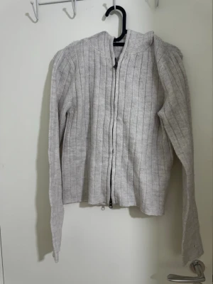 Tröja  - En tröja från Lager 157 i stl M säljs för 80 kr.