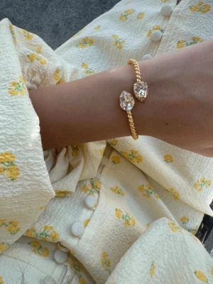 Guldigt armband med stora stenar - Superfint armband från Caroline Svedbom,köptes för ca en månad sen så knappast använt!💕