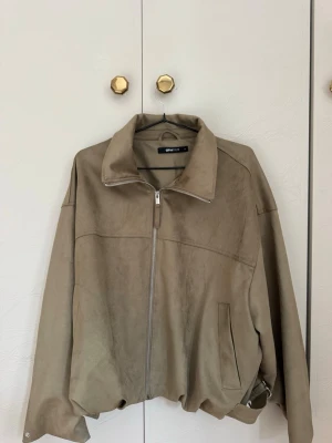 faux suede jacket Gina Tricot  - En cool mockajacka! På Gina Tricots hemsida står det att den är grön, men den har mer en hint av grön - ser mest ljusbrun ut😊Jackan är i storlek M (jag bär vanligtvis S). Något liten i storlek - om man vill ha en oversized känsla. Den är endast använd ett fåtal gånger.