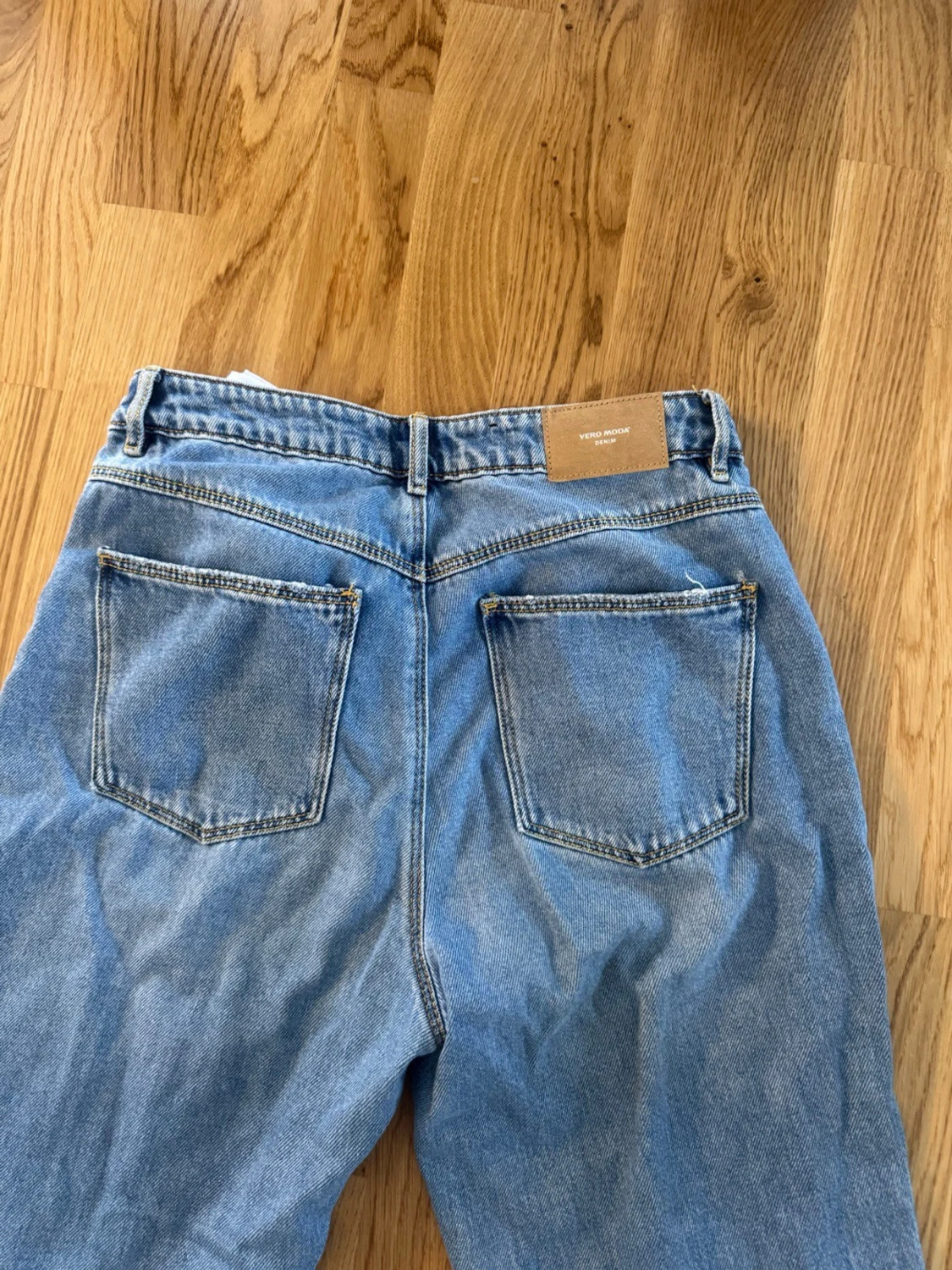 Blå raka jeans med slitningar - 4