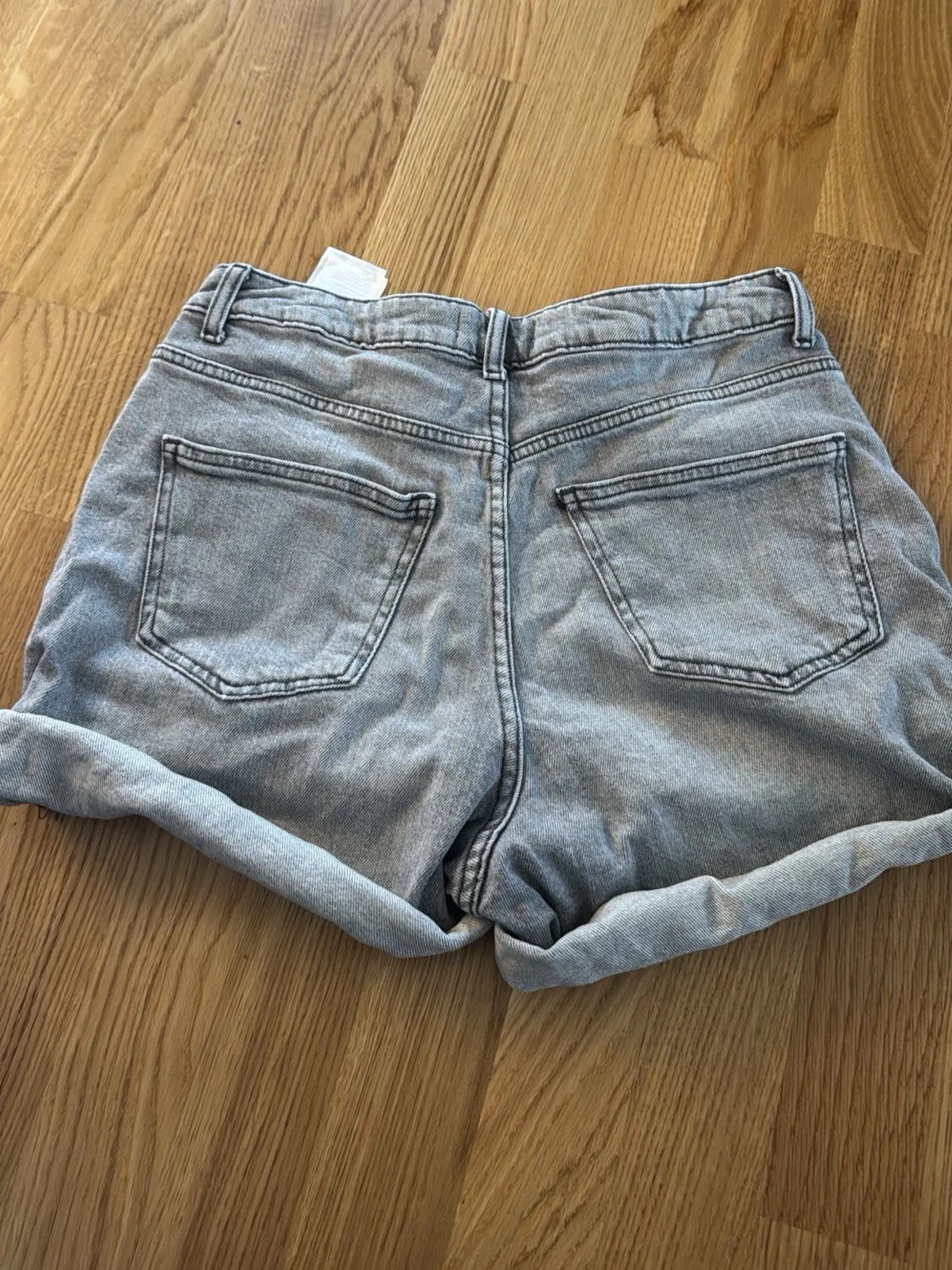 Grå denimshorts från ONLY - 2