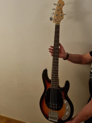 Elbas Dimavery basgitarr MM-505 E-Bass, 5-string Sunburst - Blygt använd, då jag ej hittade passionen för att spela detta instrument:-D  Fick som gåva, kvitto saknas, därav priset.  INFO:  Pickup: 1 x humbucker   Hals: Boltad hals av lönn, bult-on hals   Gripbräda: Blackwood 24 band   Kropp: Limewood   Skallängd: 864 mm   Antal strängar: 5   Hårdvara: Krompläterad   Färg: Sunburst, högblank   Fader: 1 x volym, 2 x ljud   Vikt: 4,45 kg
