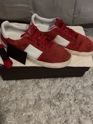 Röda Valentino flycrews -  Säljer dessa Valentino Flycrews i en mörkare röd färg, i storlek 41. Dessa tillverkas inte längre men säljs eftersom de är slitna och inte kommer till användning längre! Box, dust bag, kuvert samt nya skosnören följer med. Skorna är rätt så slitna, men har fortfarande mycket kärlek att ge. Defekterna ser du på bilderna. Pris går absolut att diskutera!