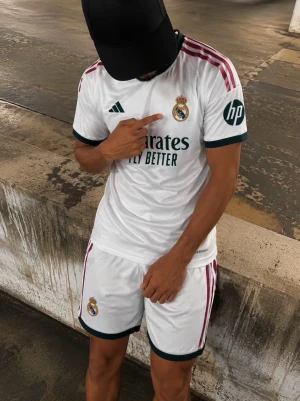 Real Madrid hemma set - Real Madrid hemma set i Storlek S och M. Helt ny med tagg