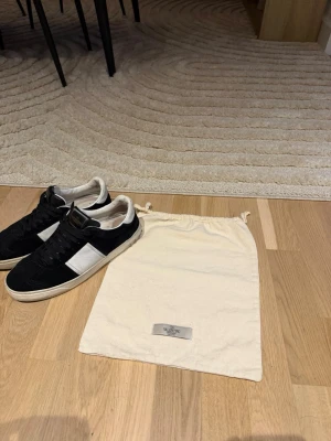 Valentino flycrews  - Hej, säljer nu minna halvår gammla valentino flycrews som endå är i ett bra skick det är endast 2 nittar som har lossnat på ena skorna men det går såklart att fixa nya om det vill, jag själv tycker int mean märker något pga av det. 