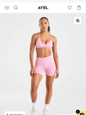 Rosa träningsshorts AYBL - Jättesnygga rosa träningsshorts från Aybl i modellen ”adapt”. Endast använda en gång. Modellen på bilden har storlek XS och nypris är 450kr💞
