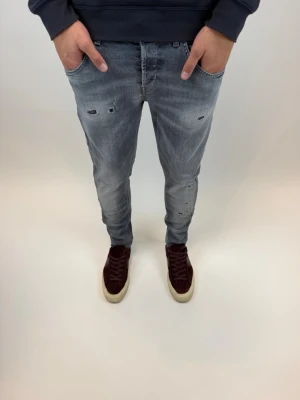 Dondup Jeans - Dondup Jeans!  Storlek 31, Ny pris 4000 kr Original slitningar från fabrik! Små i storleken 