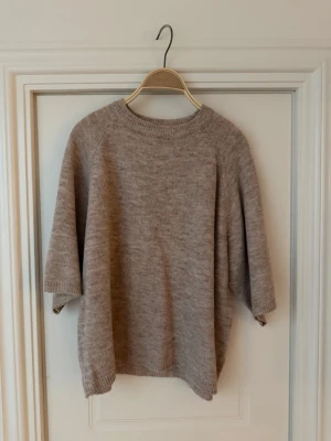 Beige stickad tröja med trekvartsärm - Säljer denna beige stickad tröja💕 Aldrig använd!